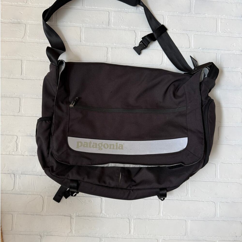 Patagonia Critical Mass Black Messenger Laptop Crossbody Bag Luggage - Picture 3 of 8